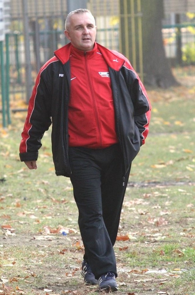 Trener piłkarzy Sokoła Nisko, Artur Chyła, został wyrzucony na trybuny za krytykę sędziego w meczu z Crasnovią Krasne.