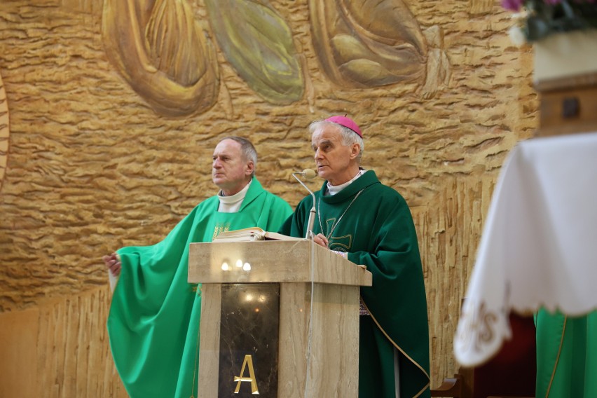 Biskup Marian Florczyk modlił się za chorych w parafii świętego Stanisława w Kielcach. Udzielił też sakramentu namaszczenia chorych