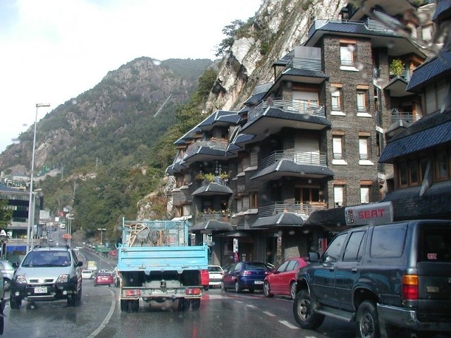 Do położonej w wysokich Pirenejach Andory turyści przyjeżdżają dla pięknych widoków gór i tanich zakupów.