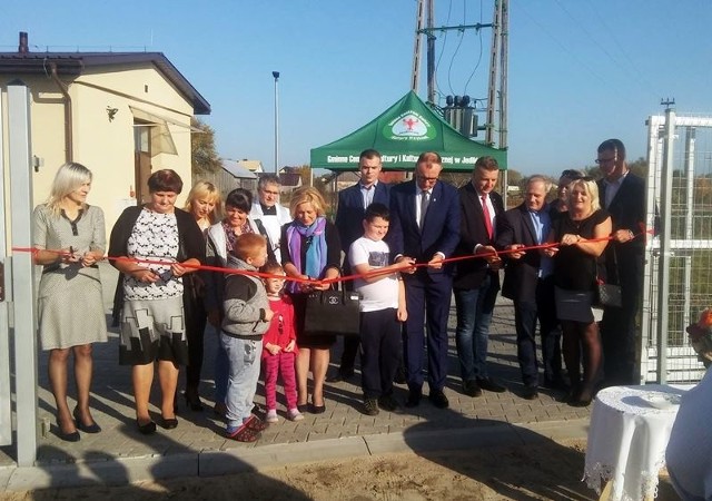 Otwarcia stacji uzdatniania wody w Wierzchowinach dokonały władze gminy Jedlińsk wraz z okolicznymi mieszkańcami.