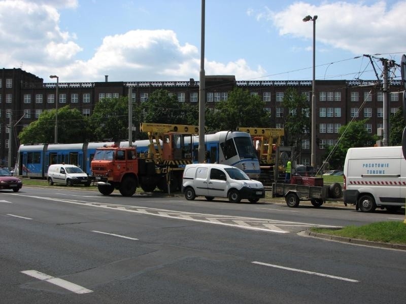 Wrocław: Wykolejenie tramwaju 33 Plus. Pojazd wypadł z szyn na placu Społecznym (ZDJĘCIA)