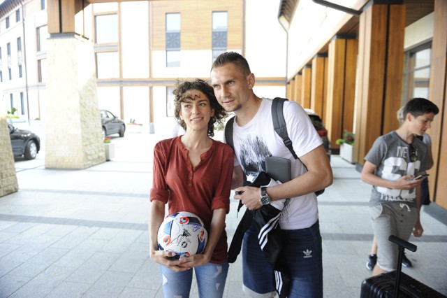 Piłkarze, nim udadzą się do swoich pokojów z chęcią rozdają autografy oraz fotografują się z kibicami.