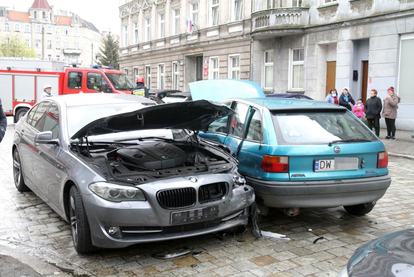 Wypadek na Kleczkowie. BMW uderzyło w opla (ZDJĘCIA)