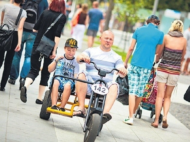 Coraz więcej wczasowiczów narzeka na pojawiających się na chodnikachmiłośników jazdy na gokartach.