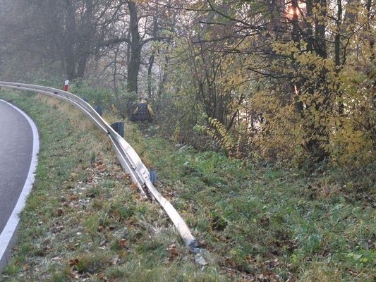 Auto stoczyło się ze skarpy