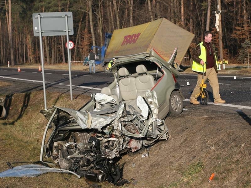 Koszmarny wypadek w Tarnowskiej Woli. Zginął 26-letni kierowca