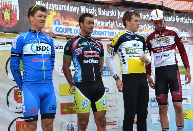 Triumfatorzy 4. etapu XXVI Międzynarodowego Wyścigu Kolarskiego UCI w Grudziądzu. Od lewej: 1. Alan Banaszek (BDC NOSiR Nowy Dwór Gdański), 2. Louis Rohde (RSC Cottbus), 3. Jorn Bunning (Willebrord Wil Vooruit)z Holandii, 4. Til Schuster (SC Berlin Radsport).