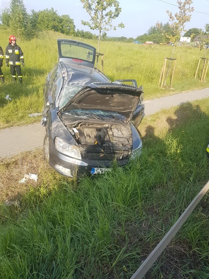 Wypadek na DK94 w Wielkiej Wsi. Dachował samochód. Dwie osoby ranne [ZDJĘCIA]