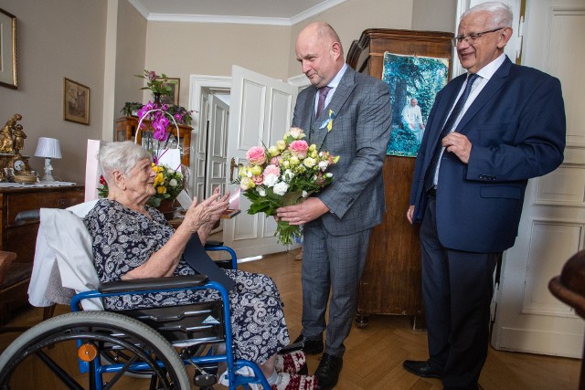 Annę Raczyńską w dniu jej 100. urodzin (13 sierpnia 2022 r.) odwiedził marszałek Piotr Całbecki, by osobiście jubilatce osobiście wręczyć medal Unitas Durat Palatinatus Cuiaviano-Pomeraniensis