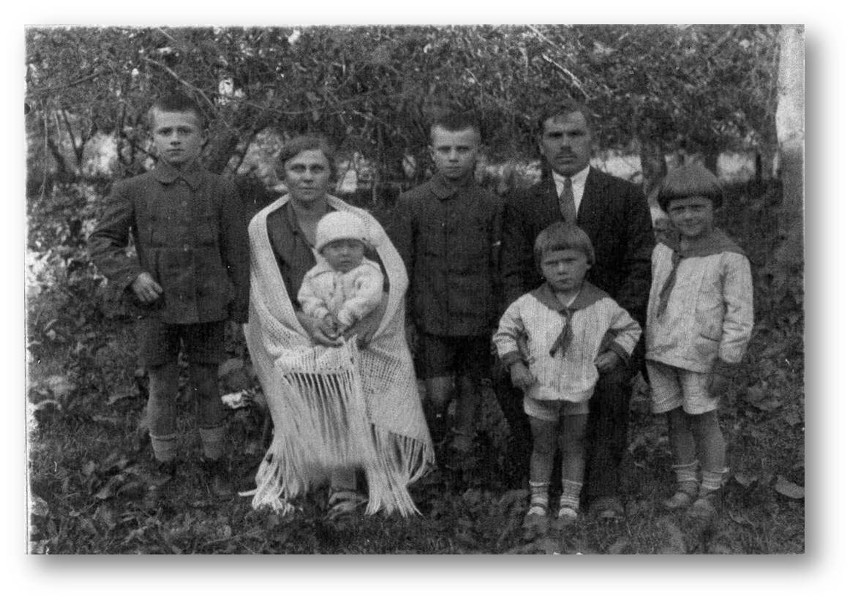 Mikołaj Siemion z rodziną.  W 1921 roku  Mikołaj przeniósł...