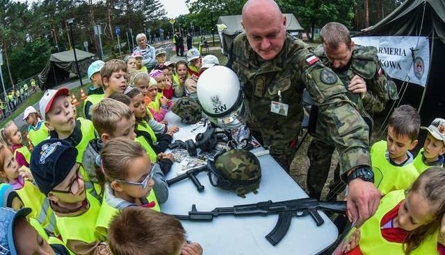 "Akademia bezpieczeństwa" zafascynowała najmłodszych. Oniemieli na widok mundurów, broni, samochodów, psa