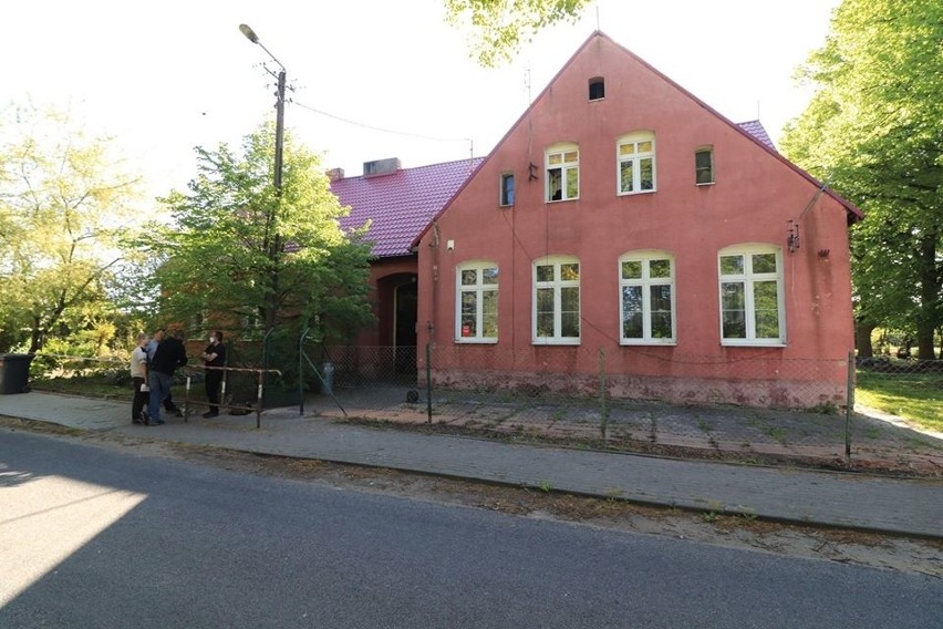 W trakcie rozbiórki starego ogrodzenia szkoły w Batkowie...