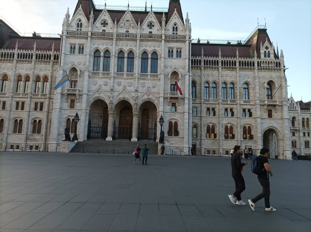 Węgierski parlament jest 3.  pod względem wielkości budynkiem na świecie. Budowano go prawie 17 lat. Do jego wykończenia użyto 40 kilogramów złota.