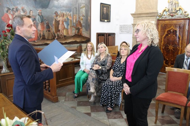 Kilkunastu nauczycieli otrzymało nagrody burmistrza, które Artur Mikiewicz wręczył osobiście w pięknej sali Muzeum Ziemi Chełmińskiej