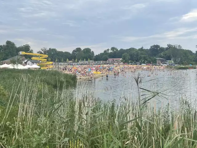 Lisowice stały się jednym w ulubionych miejsc wypadowych dla mieszkańców Łodzi i całego regionu łódzkiego. Nowy ośrodek rekreacyjny przyciąga tłumy chętnych, by wypocząć nad wodą. Atrakcji nie brakuje.
