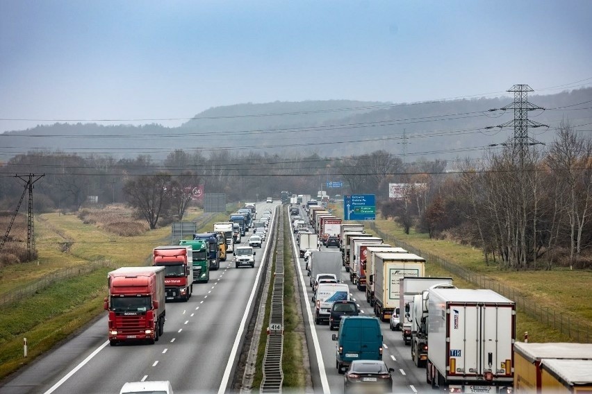 Ostry spór o budowę autostrady A4 przez Bielany i Kryspinów z nowym mostem nad Wisłą. Obwodnica oddali się od Krakowa?