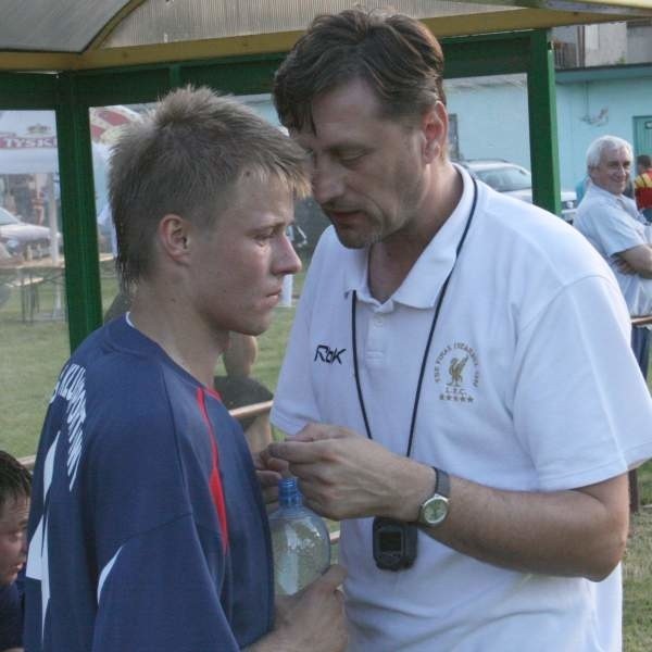 Trener Andrzej Polak (z prawej) mocno liczy na swojego młodzieżowca Wojciecha Hobera.