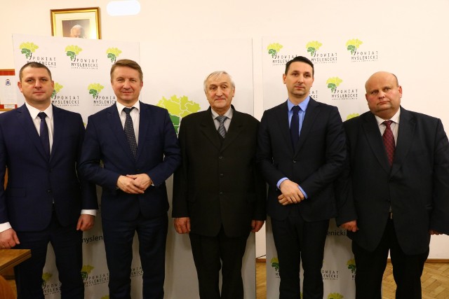 Od lewej: Andrzej Pułka (wicestarosta), Józef Tomal (starosta), Bolesław Pajka (członek zarządu), Rafał Kudas (etatowy członek zarządu) i Krzysztof Trojan (członek zarządu)