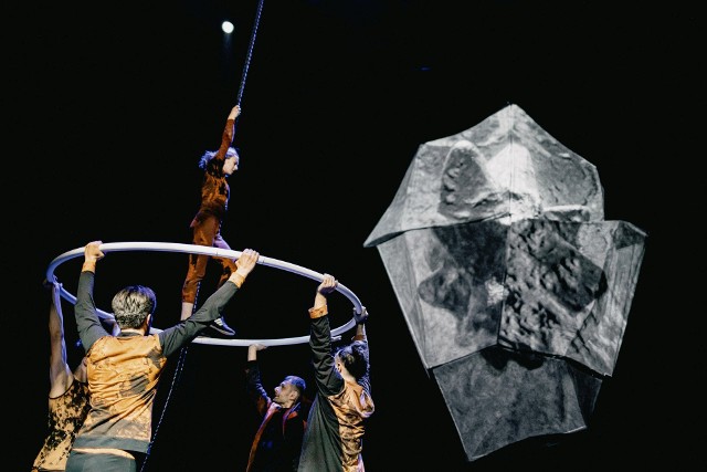 Jedna ze scen akrobatycznych spektaklu „Gradient”.