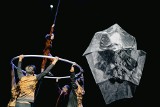 Spektakl „Gradient”. Akrobatyka, iluzja, żonglerka na scenie w Starachowicach