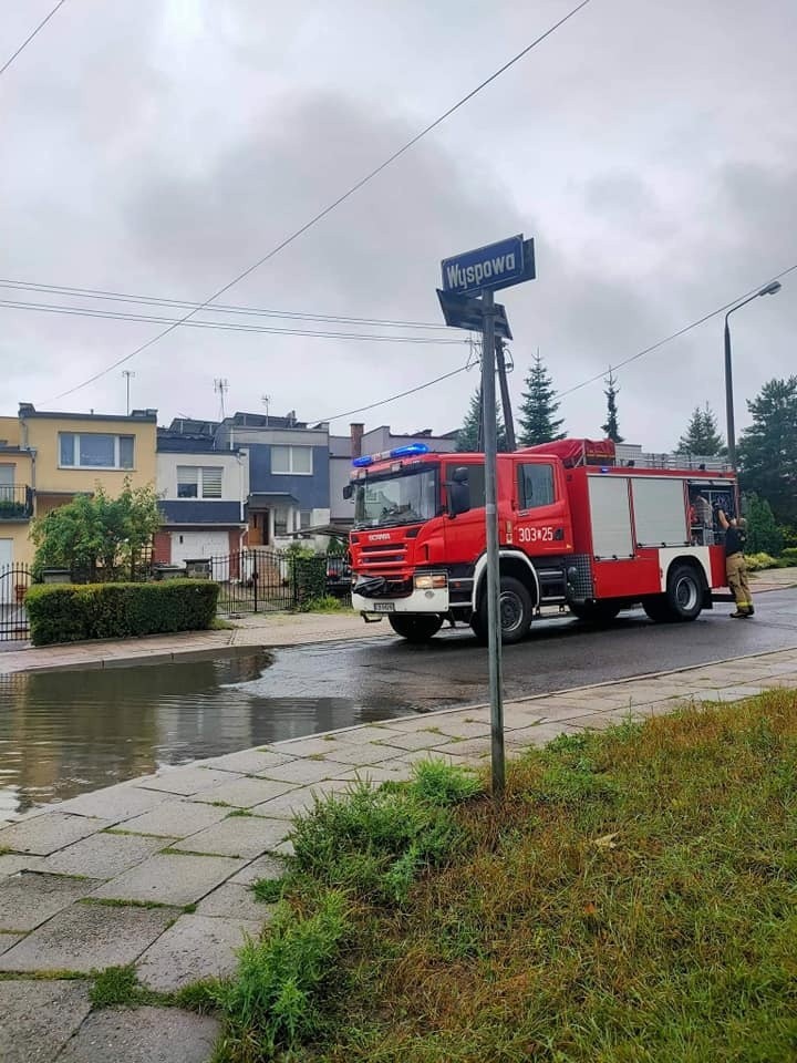 Zdecydowana większość zgłoszeń dotyczyła zalanych piwnic,...