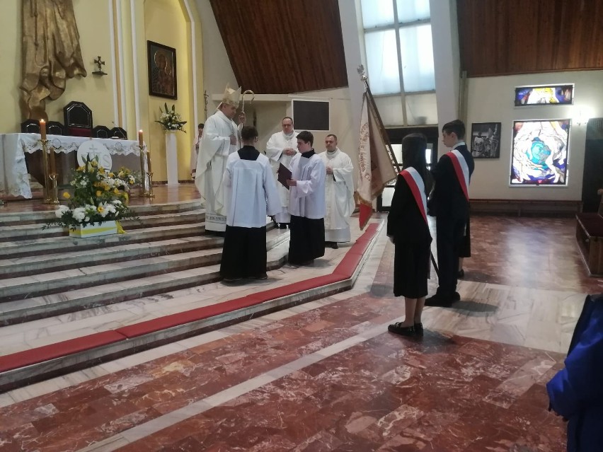 Uroczystość w Katolickiej Szkole Podstawowej Świętej Rodziny z Nazaretu - Ziarno w Słupsku
