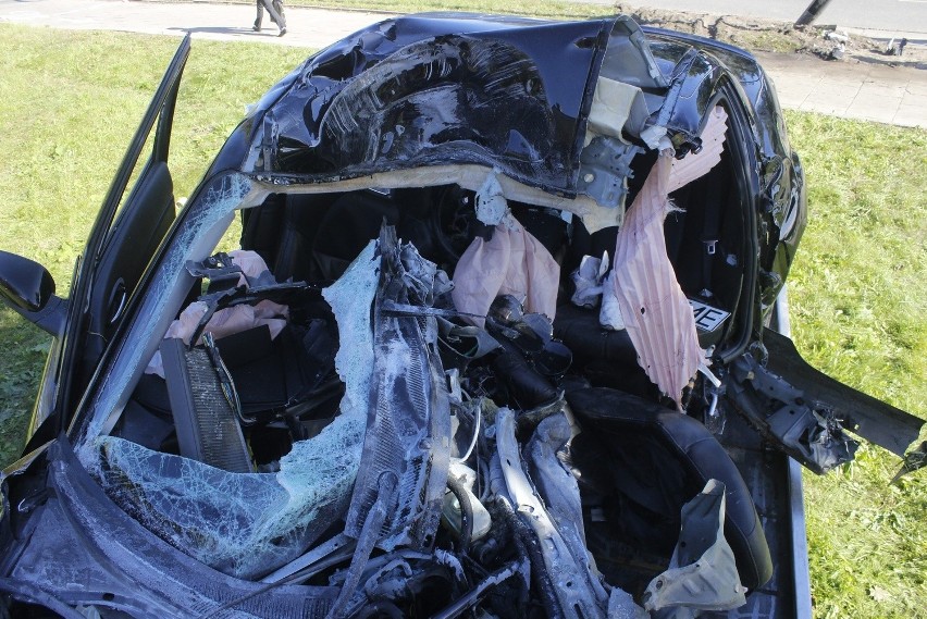 Groźny wypadek na Pabianickiej. Ciężko ranny 33-letni kierowca [ZDJĘCIA+FILM]