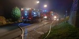 Pożar budynku mieszkalnego w Podolanach w gminie Kalwaria Zebrzydowska. Dwie osoby odniosły obrażenia. ZDJĘCIA