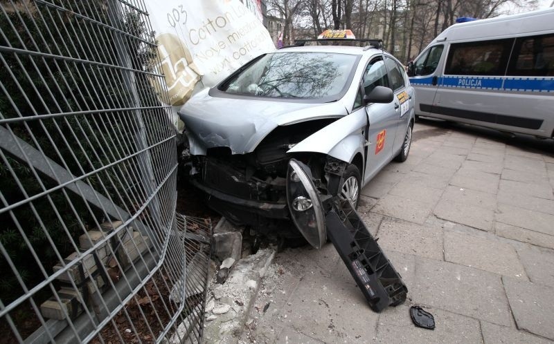 Wypadek na Żeromskiego. Taksówka uderzyła w ogrodzenie [ZDJĘCIA, FILM]