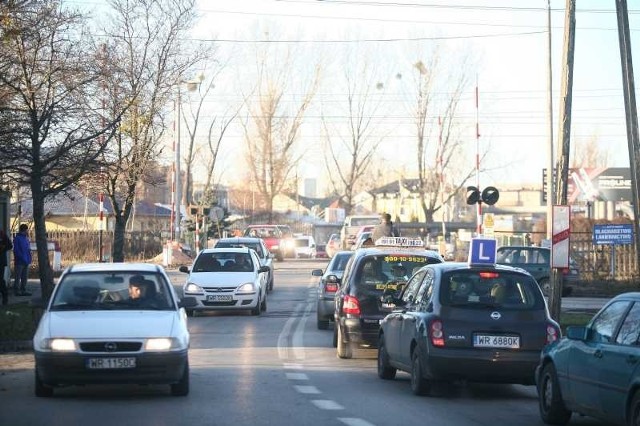 Nad torami przy ulicy Młodzianowskiej zostanie zbudowany wiadukt.