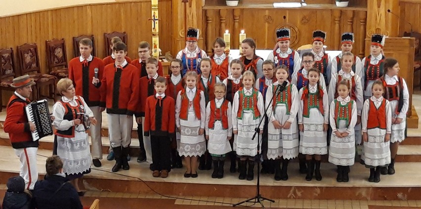 Koncert patriotyczny w kościele w Obierwi. Pieśni wykonał zespół "Młode Kurpie" z Jednorożca