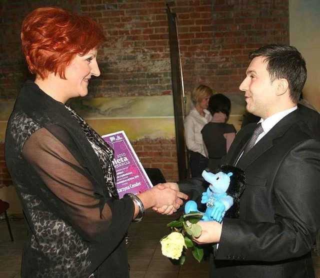 Nagrodę Katarzyna Cender odebrała z rąk zastępcy redaktora aczelnego "Echa Dnia&#8221; Marcina Gency.