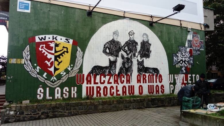 Murale i oprawy kibiców Śląska Wrocław często nawiązują też...