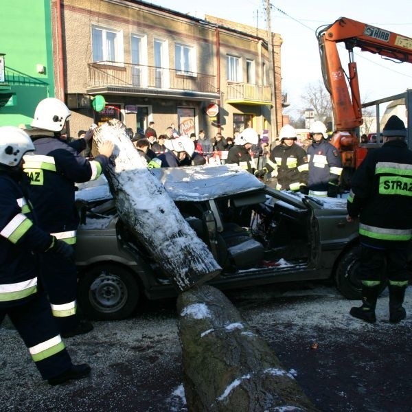 Strażacy w Skaryszewie zaprezentowali, jak należy sprawnie ratować ofiary wypadków drogowych.