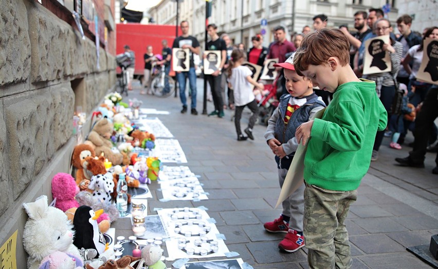 Symboliczne pluszaki dla Alfiego Evansa. "Nie chcemy przyglądać się tej tragedii z obojętnością"