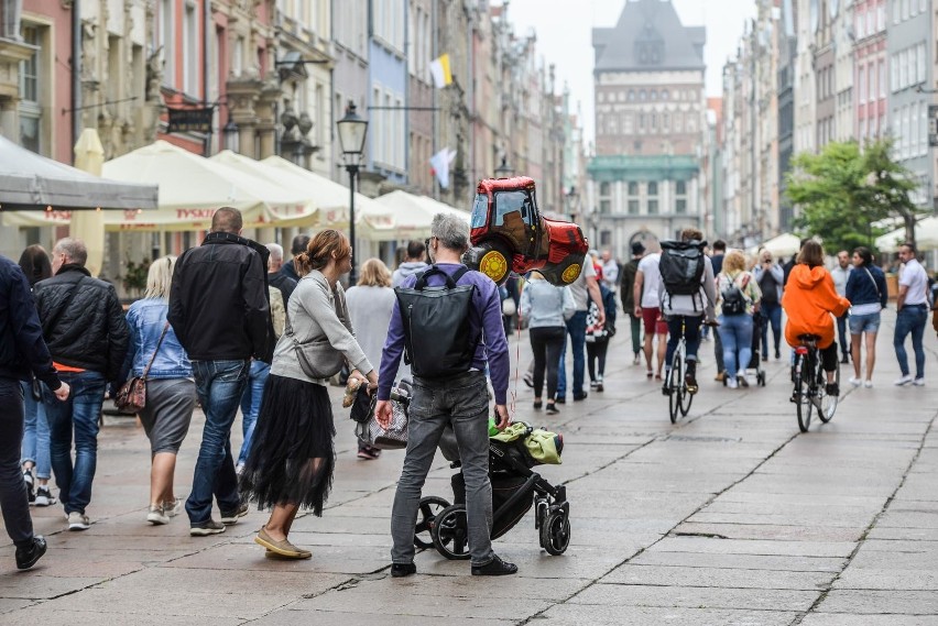 Mieszkańcy i turyści na ulicach Gdańska