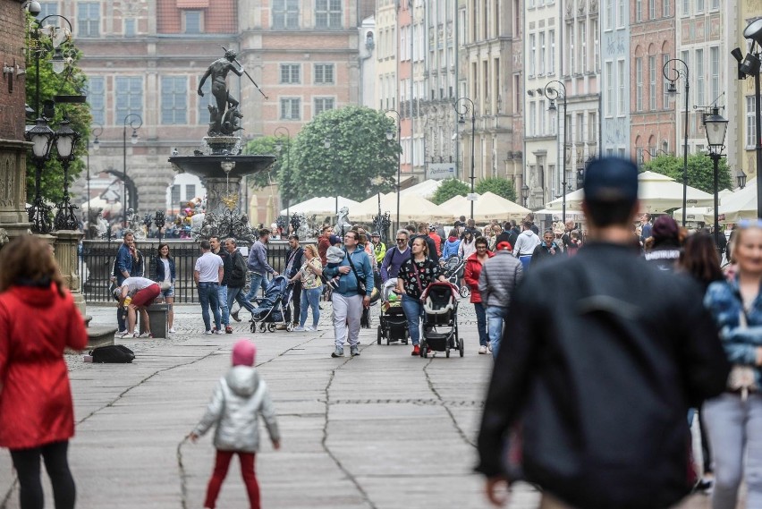 Mieszkańcy i turyści na ulicach Gdańska