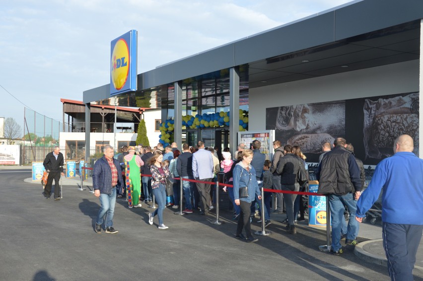 Tarnów. Nowy supermarket Lidla już otwarty. Pierwsi kolejkowicze stali przed drzwiami już o 6 rano [ZDJĘCIA]