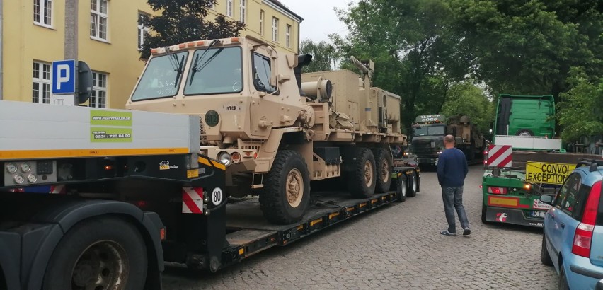 Poznań: Samochód wojskowy Amerykanów uderzył w sygnalizator na skrzyżowaniu Polnej i Bukowskiej [ZDJĘCIA]