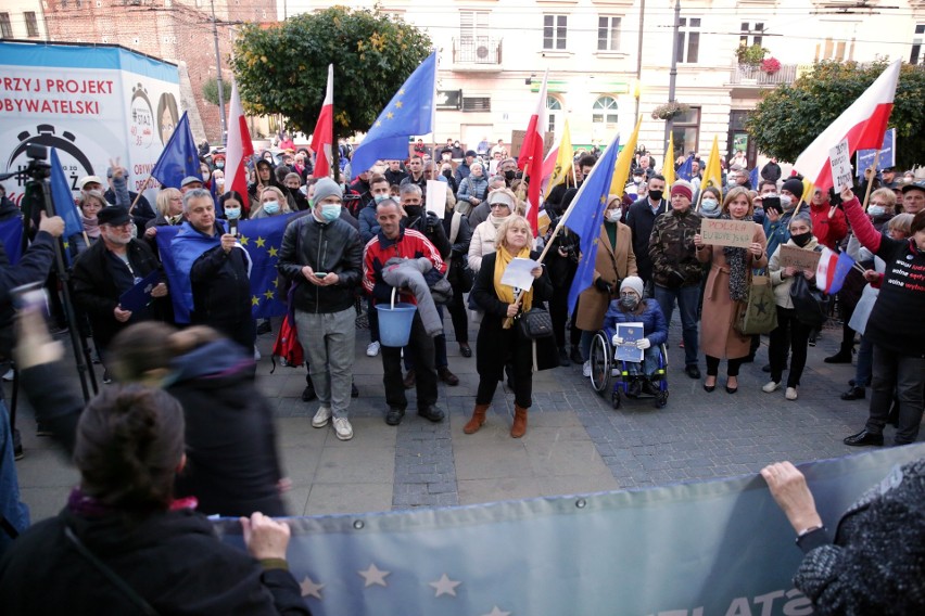  "My zostajemy w UE". W Lublinie, Chełmie i Puławach odbyły się protesty przeciwko wyrokowi Trybunału Konstytucyjnego 