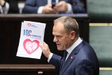 Wakacje od składek ZUS prezentem dla przedsiębiorców. Tusk w exposé obiecuje wprowadzenie ich natychmiast!