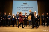 Stypendia Miasta Gdyni dla uczniów i studentów. Nagrodzono 75 osób [ZDJĘCIA]