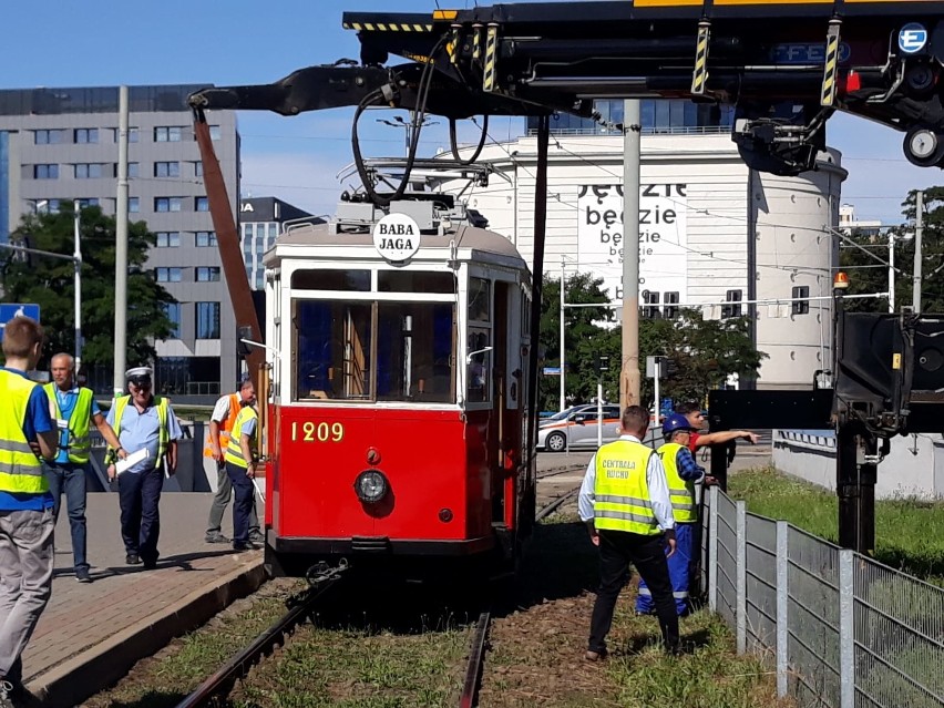 Wykolejenie zabytkowego tramwaju na pl. Strzegomskim. Potężne utrudnienia