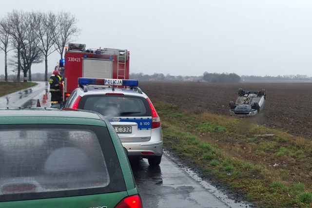 Wypadek renault na drodze Pietrzykowice - Sadków