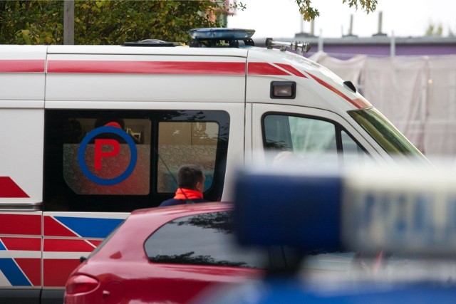 Znów doszło do napadu na ratowników medycznych. Tym razem zostali oni poturbowani przez agresywnego  41-latka w karetce pogotowia w Łodzi na Bałutach. Dopiero wezwani na pomoc policjanci poskromili krewkiego pacjenta. Był już notowany za podobne przestępstwa.  CZYTAJ DALEJ NA NASTĘPNYM SLAJDZIE