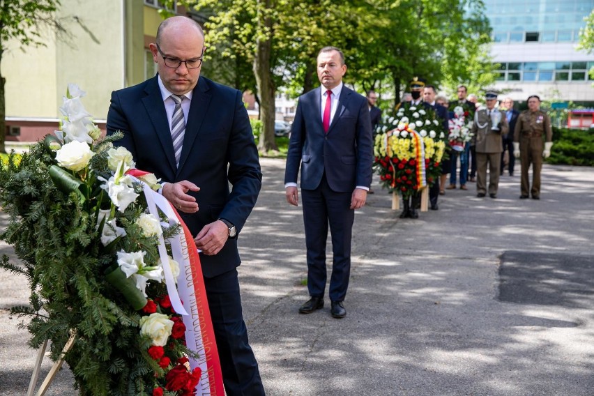 Złożenie kwiatów przy pomniku polskich sił zbrojnych na...