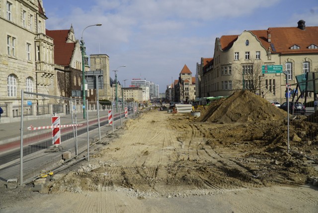 Od 2021 roku trwa remont ulicy Święty Marcin w Poznaniu. Inwestycja daje się we znaki poznaniakom. Przejazd i przejście w tych rejonach są utrudnione. Zdenerwowanie mieszkańców potęguje wrażenie, że od pewnego czasu nie widać, by prace posuwały się do przodu. Przejdź do kolejnego zdjęcia --->
