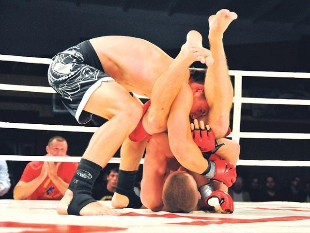 Widowiskowe walki MMA cieszą się coraz większą popularnością. 