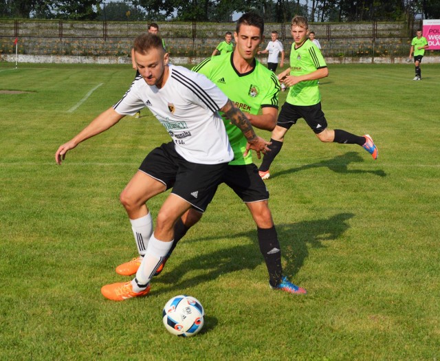 Patryk Żyła (w tyle) zapewnił drużynie Bobrku zwycięstwo na stadionie w Brzeszczach. Tutaj w konfrontacji z Radosławem Wroną z Górnika.