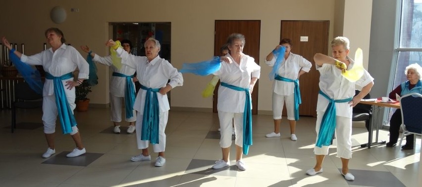 Seniorki w tańcu greckim, przygotowanym przez Krzysztofa...